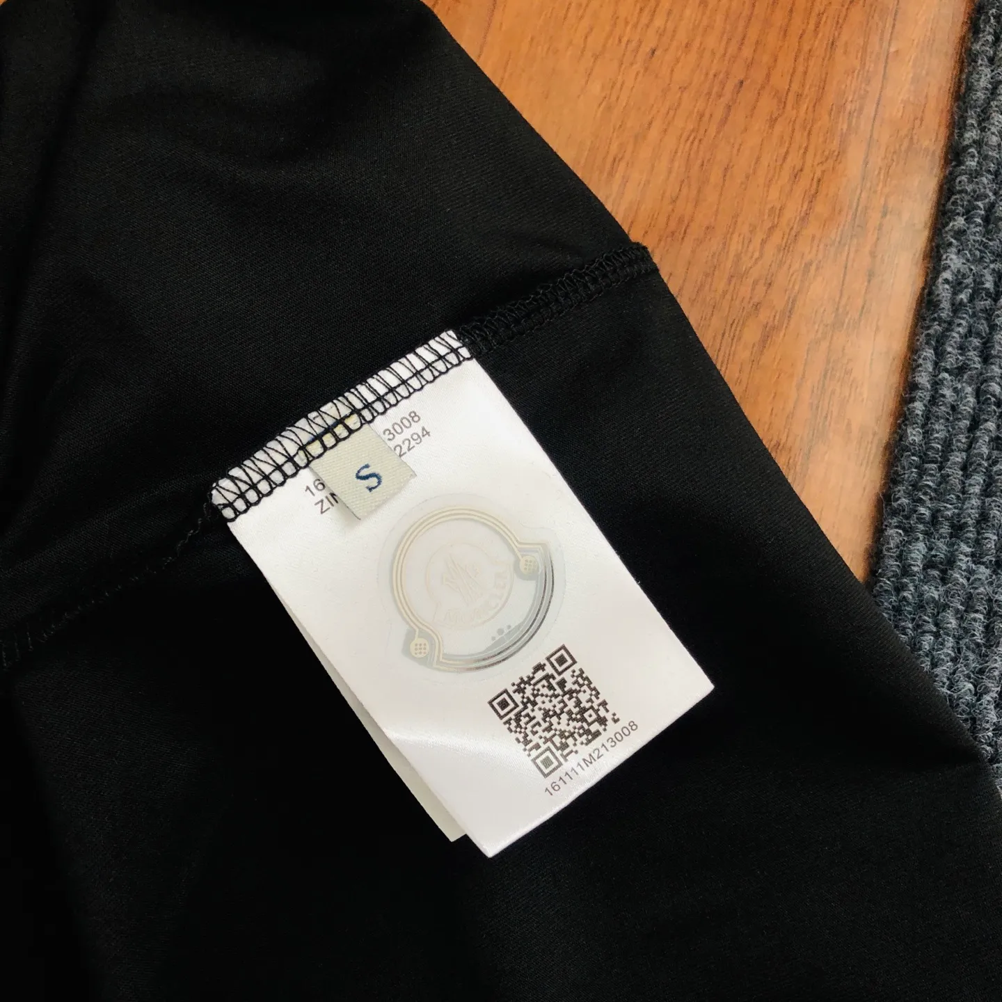 Moncler/ 2026ss 2026Classic logo T ⚠ ⚠ ⚠ Quality Same Style ， ， ， 210G Versatile Quality : Black White Size : S ～ XXL S : 104 69 41.5 17.5 M : 108 71 43 18 L : 112 73 44.5 18.5 XL : 116 75 46 19 XXL : 120 77 47.5 19.5
